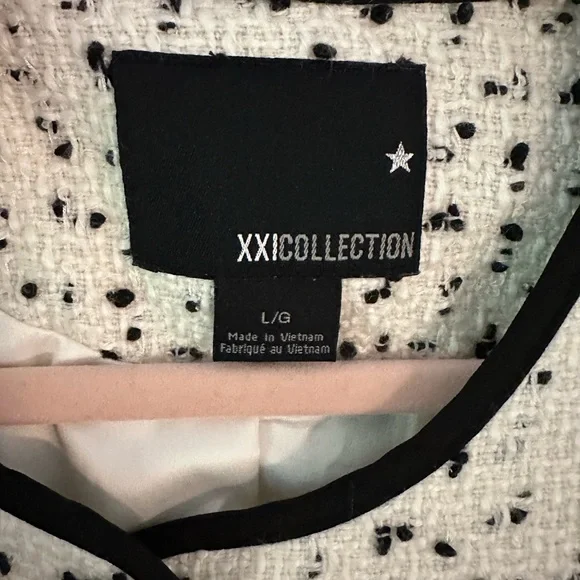 EUC Cream and Black Cropped Blazer with Black Trim - Picture 3 of 4